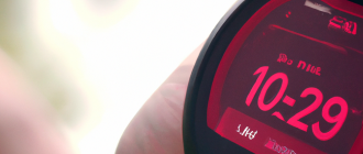 How does a smartwatch monitor heart rate?