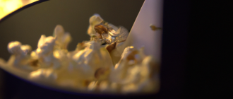 How does a microwave popcorn maker work?