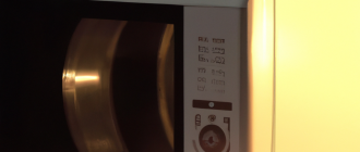 How does a microwave oven heat food?