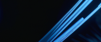 How does an optical fiber transmit light?