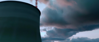 How does a nuclear reactor generate power?